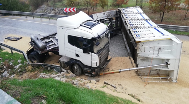 TIR devrildi, karayolu kapandı