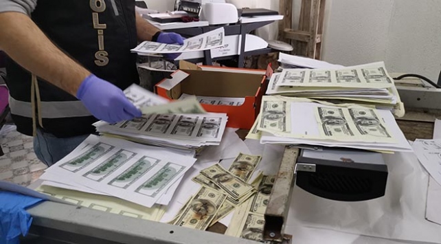 Matbaa atölyesinde sahte 1,5 milyon dolar ele geçirildi Matbaa atölyesinde sahte 1,5 milyon dolar ele geçirildi