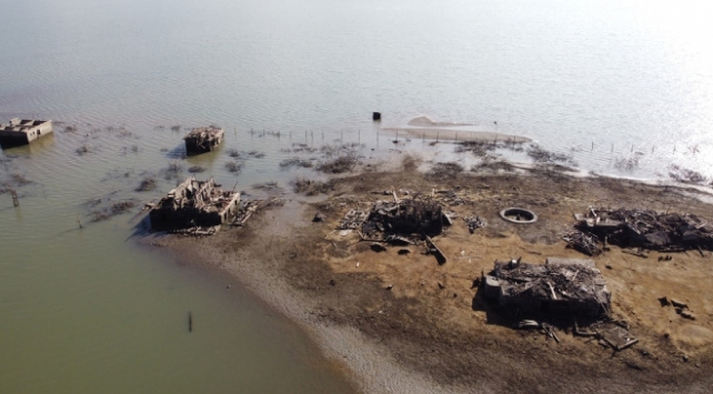 Seben Gölü’nde sular çekildi, eski yapılar ortaya çıktı Seben Gölü’nde sular çekildi, eski yapılar ortaya çıktı