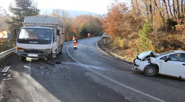 Kamyonetle otomobil çarpıştı: 5 yaralı