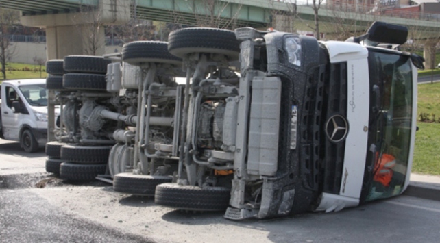 Beton mikseri devrildi: 1 yaralı