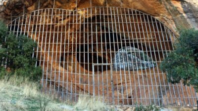 Taş devrinden kalma… Demir kapıyla korunuyor