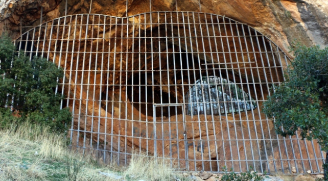 Taş devrinden kalma… Demir kapıyla korunuyor