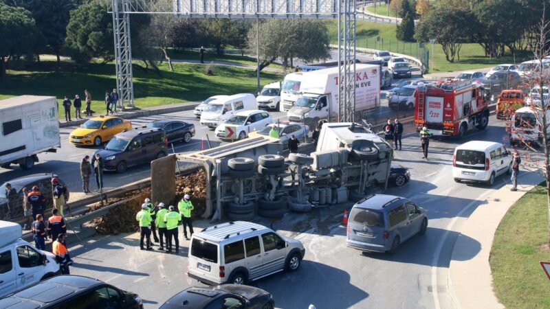 Otomobilinin üzerine hafriyat kamyonu devrildi Otomobilinin üzerine hafriyat kamyonu devrildi