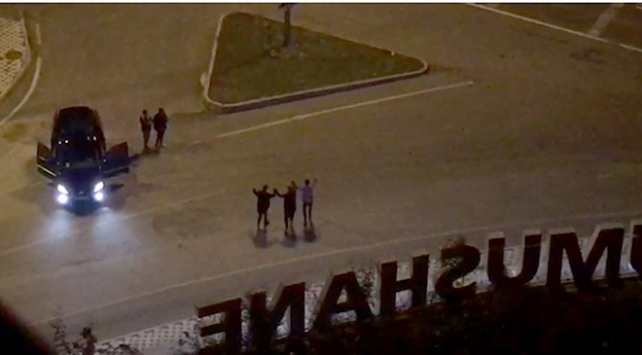 Kısıtlamalara rağmen yolda halay çeken 5 kişiye ceza Kısıtlamalara rağmen yolda halay çeken 5 kişiye ceza