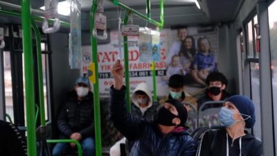 İnegöl Belediyesi otobüsleri kitaplarla donattı