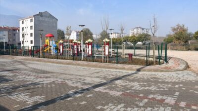 Karşıyaka Caddesi’ne modern çocuk parkı