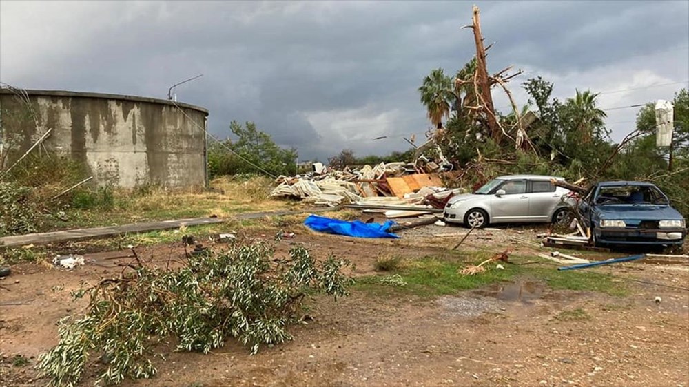 KKTC’yi hortum vurdu! Çatılar uçtu ağaçlar devrildi