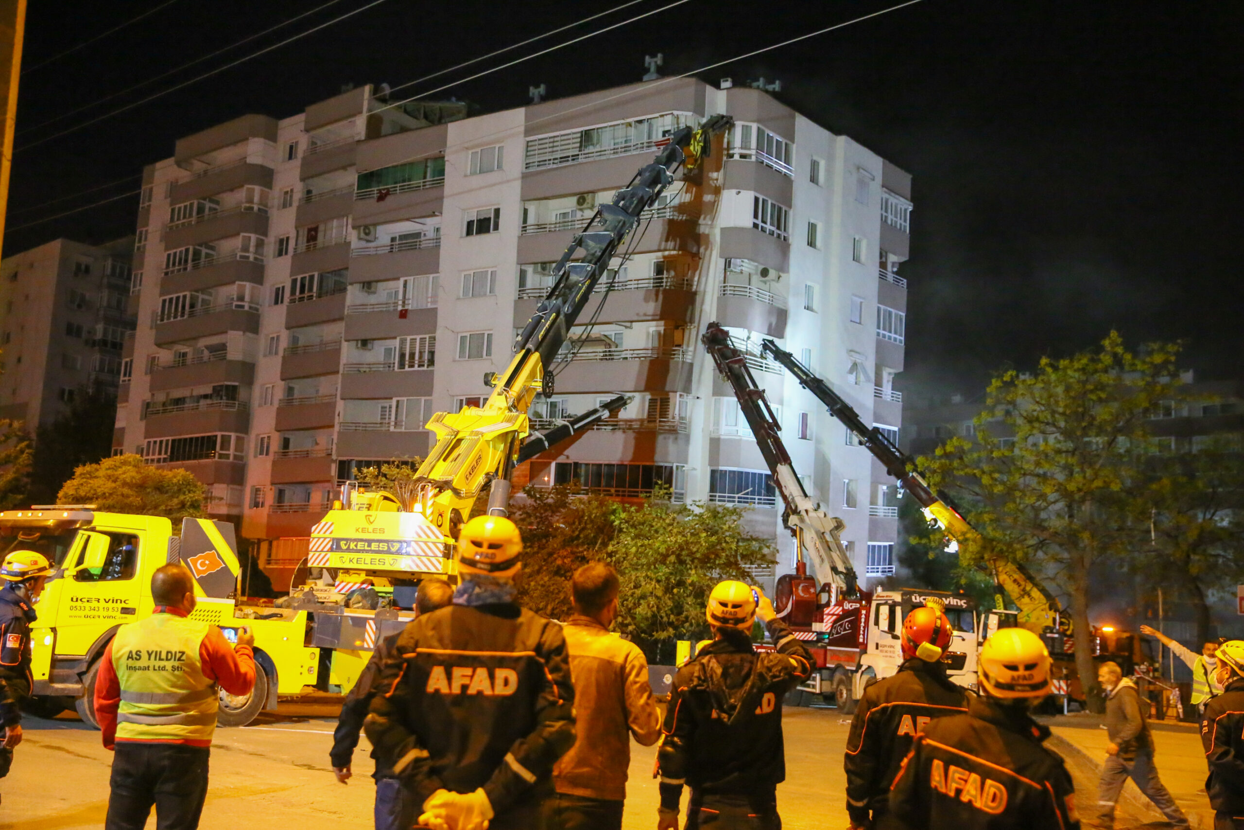 Depremde iki katı çökmüştü… Yıkımına başlandı Depremde iki katı çökmüştü… Yıkımına başlandı