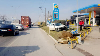 Bursa’da kontrolden çıkan araç akaryakıt istasyonunun panolarına daldı