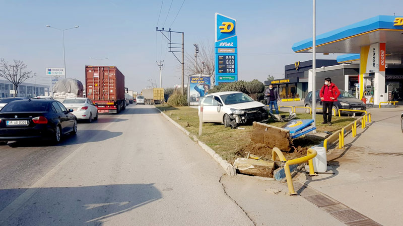 Bursa’da kontrolden çıkan araç akaryakıt istasyonunun panolarına daldı