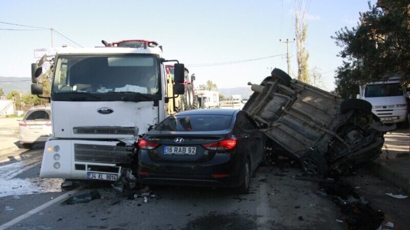Bursa’da korkunç kaza! Bursa’da TIR ile çarpışan otomobilin sürücüsü Bilal Turan (22) yaşamını