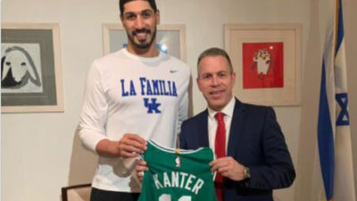 FETÖ’cü Enes Kanter ile fotoğraf çektirdi! Tepki yağdı…
