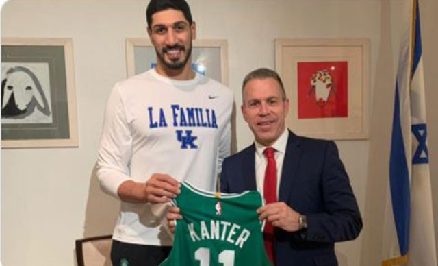FETÖ’cü Enes Kanter ile fotoğraf çektirdi! Tepki yağdı… FETÖ’cü Enes Kanter ile fotoğraf çektirdi! Tepki yağdı…