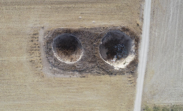 Tarlasında 2 obruk oluştu! ‘Riskli de olsa her yıl…’ Tarlasında 2 obruk oluştu! ‘Riskli de olsa her yıl…’