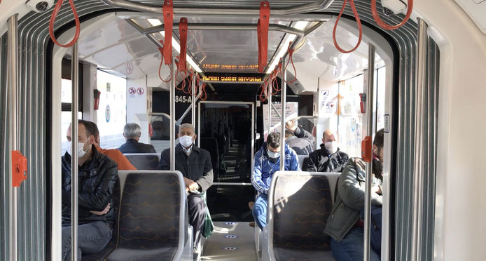 Tramvaylada dikkat çeken uyarı: ‘Lütfen konuşmayalım’