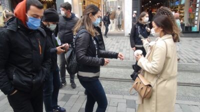 Maske takmayan turistlerden şoke eden hareket
