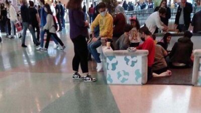 Pes dedirten görüntüler! AVM’de, yerde yemek yediler