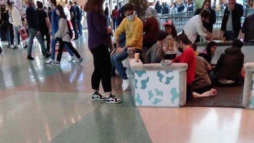 Pes dedirten görüntüler! AVM’de, yerde yemek yediler