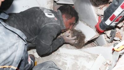 O fotoğrafın ‘kahraman’ı anlattı: Adımı sordu, ‘elimi bırakma’ dedi