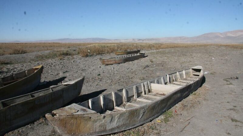 Ürkütücü görüntü! Sular 4 kilometre çekildi…