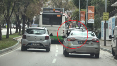 Bursa’da otomobilinin üstündeki suntayı tutan sürücüye ceza