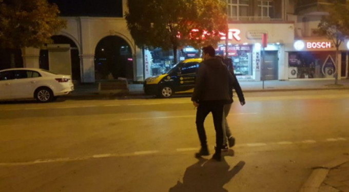 Sokağa çıkma kısıtlamasına uymayan gençlere para cezası kesildi