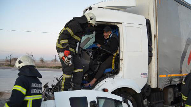 Sıkıştığı araçtan kurtarılmayı beklerken abisini arayıp kazayı anlattı