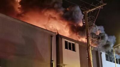 Bursa’da mobilya fabrikası alevlere teslim