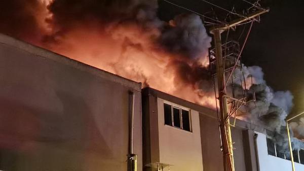 Bursa’da mobilya fabrikası alevlere teslim