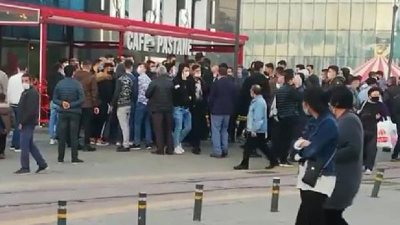 Bursa’da pes dedirten anlar! Sosyal mesafe unutuldu