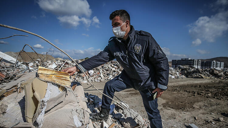 Depremden geriye kalanlar duygulandırdı