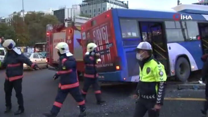 Kırmızı ışıkta geçen otobüs başka bir otobüse çarptı: 17 yaralı