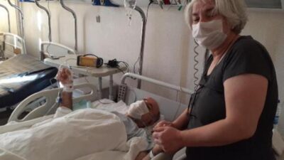 Kaburgalarındaki kırıklara rağmen torunu ile eşini kurtardı