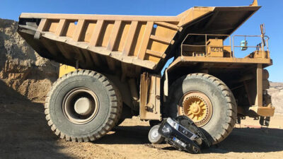 Dev iş makinesi, kamyoneti kağıt gibi ezip, geçti!