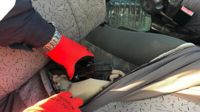 Koltuk kılıfının içine tabanca gizlediği araçta yakalandı