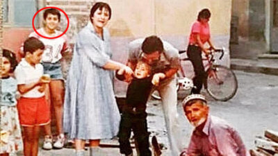 Ata Demirer’den tbt paylaşımı! ‘1985 Bursa Akbıyık Mahallesi duvara yaslanmış gülüyorum…’