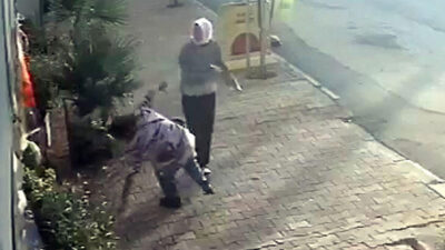 Kuru yemişçi çalışanı, engelli kadını darbetti