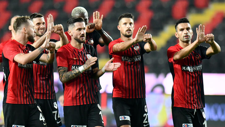 Süper Lig ekiplerinden Gaziantep Futbol Kulübü'nde ikisi futbolcu 4 kişide