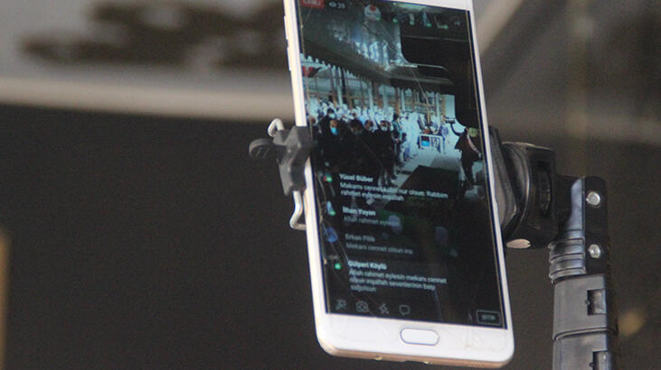 Belediye başkanı babasının cenazesini canlı yayında takip etti!