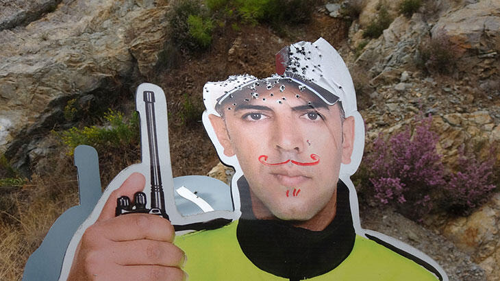 Maket trafik polisine pompalı tüfekle ateş açtılar