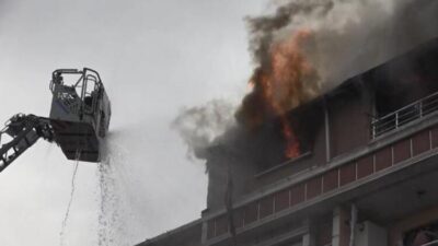 Virüsü unuttular, yangını seyretmek için toplandılar