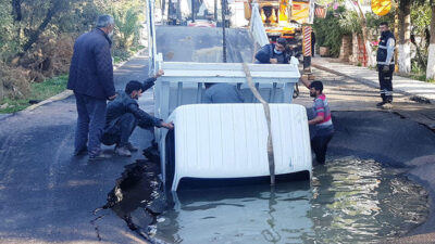 Asfalt patladı içine kamyonet düştü! 3 kişi canını zor kurtardı