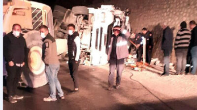 Balık yüklü TIR devrildi, sürücü öldü