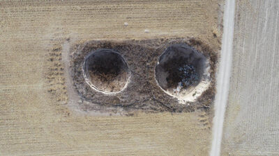 Tarlasında 2 obruk oluşan çiftçi: Riskli de olsa her yıl ekim yapıyoruz