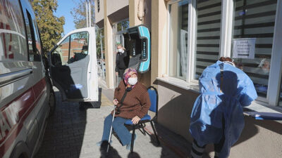Karantinada olması gerekirken belediyede yakalandı