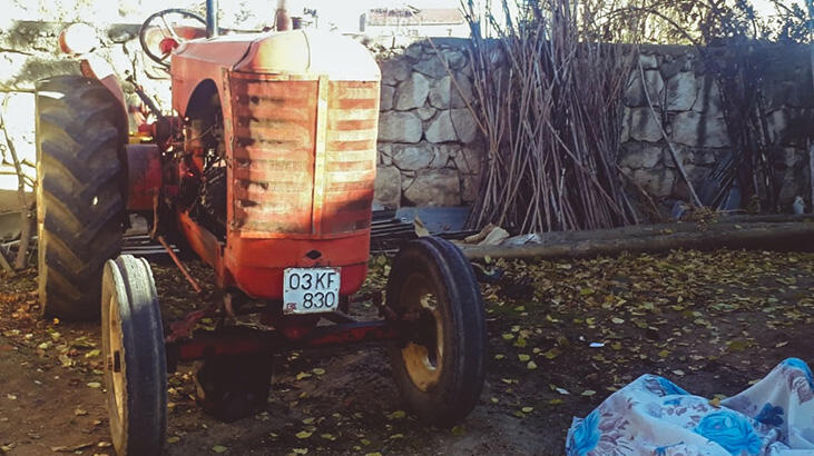 Traktörünü tamir etmek isterken yanarak can verdi