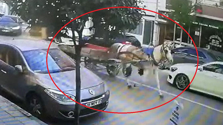 Bursa’da sahipsiz at arabasının trafikteki seyri kamerada