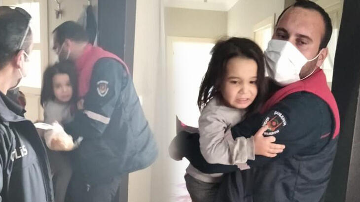 Evde yalnız bırakılan 2 çocuğu, itfaiye dışarı çıkardı!