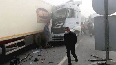 Peş peşe zincirleme kaza: Tam 20 araç…